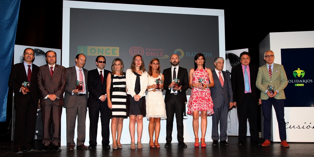 Todos los premiados posan tras recoger sus galardones sobre el escenario del Teatro De Rojas en Toledo