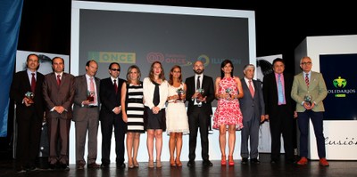 Todos los premiados posan tras recoger sus galardones sobre el escenario del Teatro De Rojas en Toledo