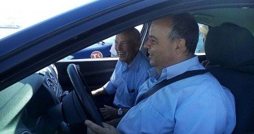 Uno de los afiliados al volante, en Cádiz, acompañado por un profesor de autoescuela
