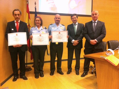 Vigilantes de ILUNION Seguridad recogiendo el diploma concedido por el Ministerio del Interior