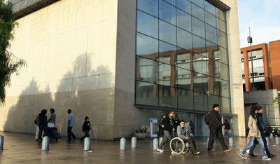 Universitarios en la entrada de una facultad