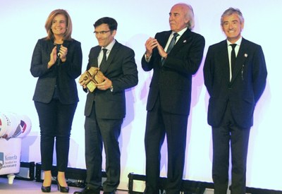 Alberto Durán recoge el galardón, en presencia de la ministra Báñez y de los responsables de Fundación Konecta, Antonio Escámez y José Mª Pacheco