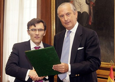 Alberto Durán y Arsenio Fernández de Mesa, tras suscribir el convenio