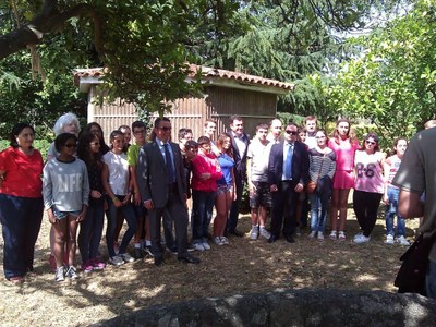 Escolares en el CRE de la ONCE de Pontevedra, junto al consejero de la Xunta, Román Rodríguez (en el centro de la imagen) y los responsables de la ONCE