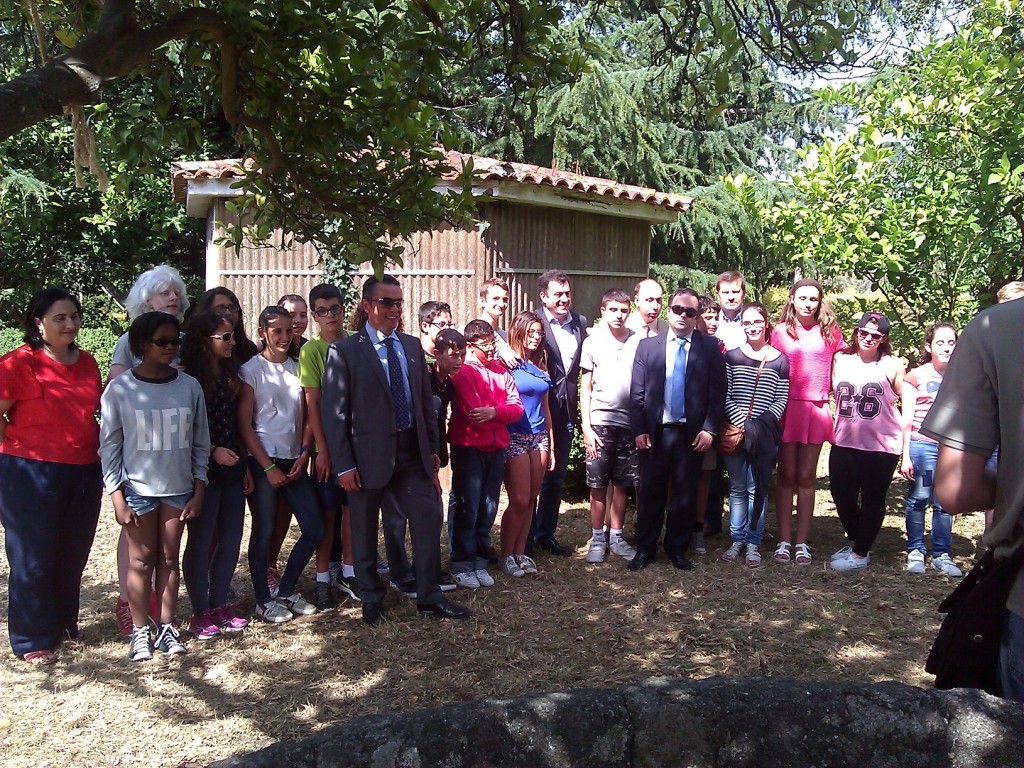 Escolares en el CRE de la ONCE de Pontevedra, junto al consejero de la Xunta, Román Rodríguez (en el centro de la imagen) y los responsables de la ONCE