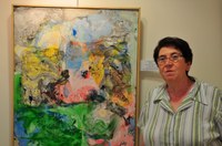 Celia Martínez, junto a una de sus obras