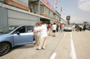 Afiliada e instructor a punto de subir a uno de los coches