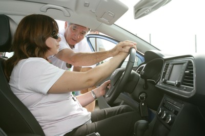 Fátima, ciega total, sigue con suma atención las instrucciones para una conducción segura
