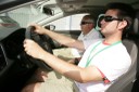 Otro de los afiliados participantes al volante, preparado para arrancar motores