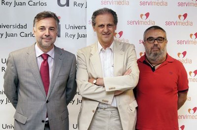 De izquierda a derecha: Jenaro Castro, José Manuel González, director de Servimedia, y el periodista de 'El País' Emilio de Benito
