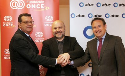 De izquierda a derecha, Martínez Donoso, Luis Cayo Pérez y Miguel Ruiz, tras suscribir el acuerdo