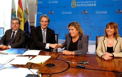 El alcalde de Santander sella el acuerdo con la secretaria general de Fundación ONCE, Teresa Palahí