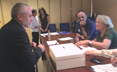 El delegado de la ONCE en Cataluña, Xavier Grau, en el momento de votar en las elecciones de la Taula del Tercer Sector