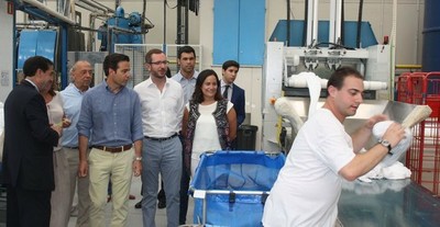 El político popular recorre las instalaciones de la lavandería navarra, en compañía de sus responsables
