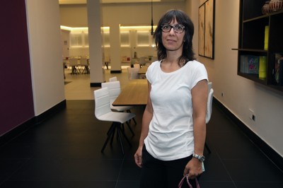 Eva Calvo posa en uno de los salones del Ilunion Hotels 'Suites Madrid'