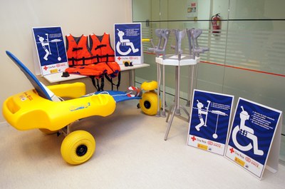 Exposición de uno de los kits entregados por Fundación ONCE a Cruz Roja