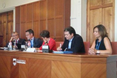 Fernando Riaño (segundo por la izquierda), durante su intervención en Santander