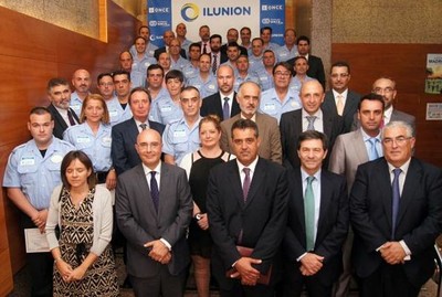 Foto de familia de la primera promoción de agentes de Seguridad de ILUNION, diplomados en emergencias y extinción de incendios