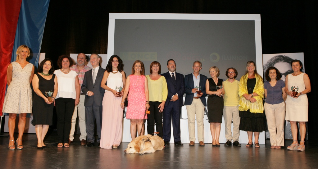 Foto de familia de los galardonados en Baleares, junto a autoridades de políticas y de la ONCE en el acto de entrega de los premios