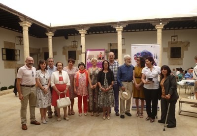 Foto de familia del jurado y los premiados en Ciudad Rodríguez (a la derecha, Susana Hernández)