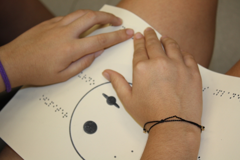 Ficha, en braille y relieve, de un sistema planetario