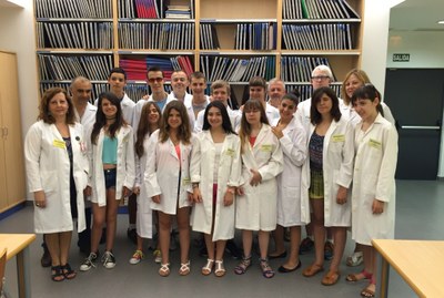 Todos los alumnos, con sus profesores, provistos de batas blancas de laboratorio en las instalaciones del CRE de Sevilla