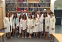 Todos los alumnos, con sus profesores, provistos de batas blancas de laboratorio en las instalaciones del CRE de Sevilla