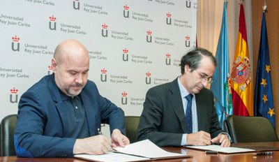 Luis Cayo Pérez (a la izquierda) firma el convenio de adhesión del CERMI a la cátedra Konecta, junto al profesor Suárez Bilbao, rector de la URJC