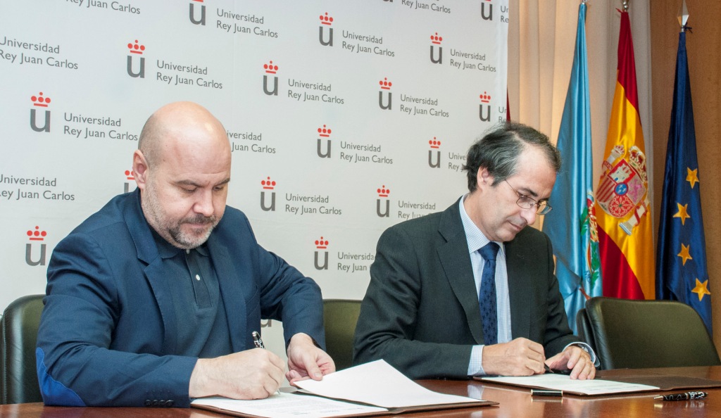 Luis Cayo Pérez (a la izquierda) firma el convenio de adhesión del CERMI a la cátedra Konecta, junto al profesor Suárez Bilbao, rector de la URJC