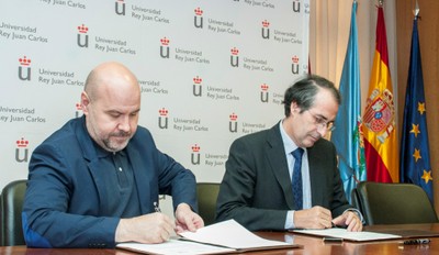 Luis Cayo Pérez (a la izquierda) firma el convenio de adhesión del CERMI a la cátedra Konecta, junto al profesor Suárez Bilbao, rector de la URJC