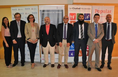 Luis Cayo Pérez (en el centro), junto a reprsentantes de la URJC, Fundación ONCE y 'La ciudad accesible' en el arranque del curso