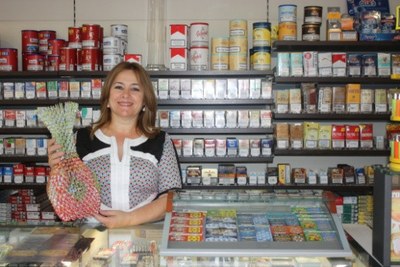 María Jesús Jurado, en su local, nos muestra una de las figuras que elabora reciclando boletos de los rascas de la ONCE