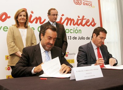 Miguel Carballeda (izquierda) y Antonio Garamendi firman el convenio por la integración de personas con discapacidad