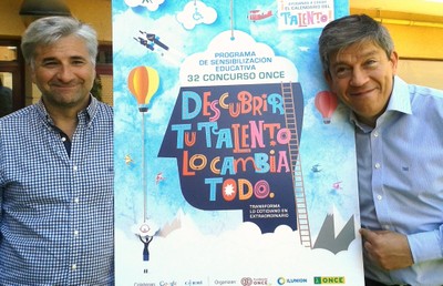 Miguel González (a la izquierda) y Antonio Mayor muestran el cartel del 32 Concurso Escolar de la ONCE y su Fundación