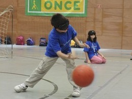 Niños practicando goalball