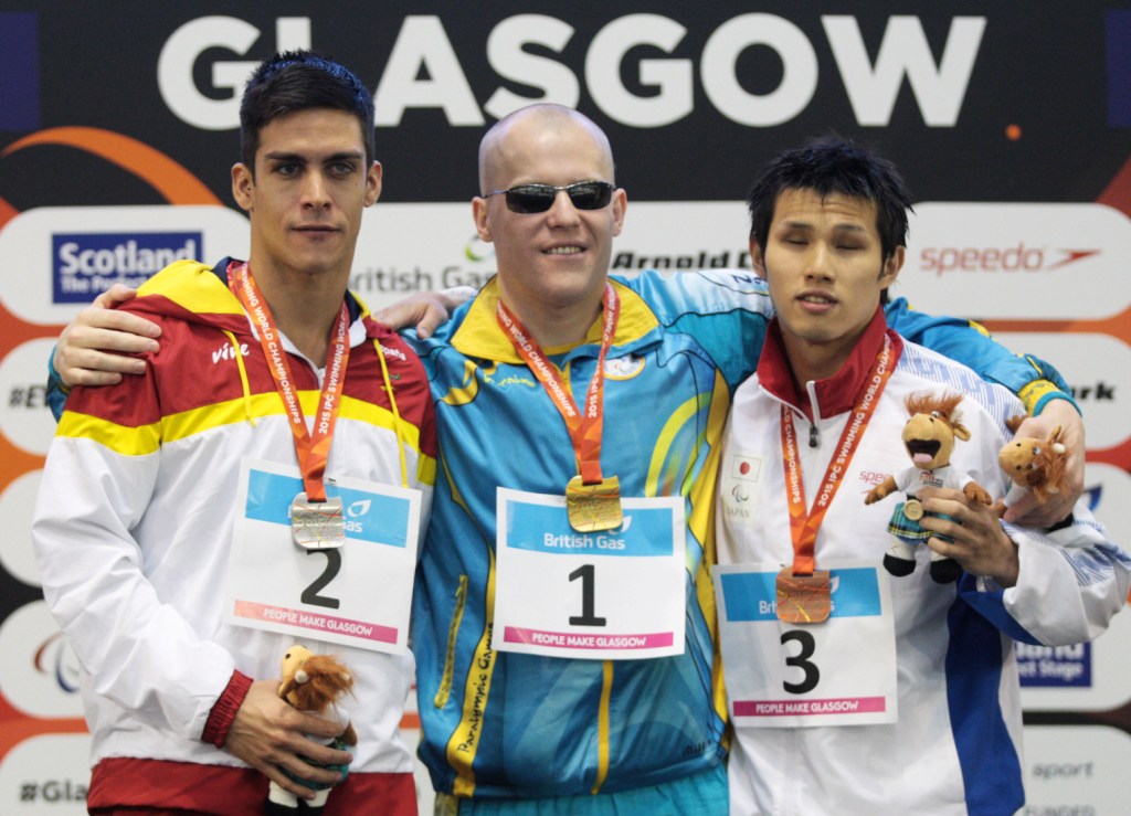 Israel Oliver, en el podio, con su medalla de plata
