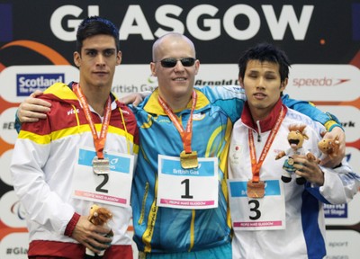 Israel Oliver, en el podio, con su medalla de plata