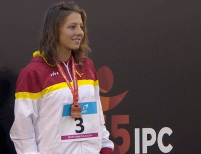 La jovencísima Nuria Marqués, luciendo una de sus cuatro medallas