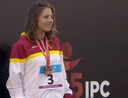La jovencísima Nuria Marqués, luciendo una de sus cuatro medallas