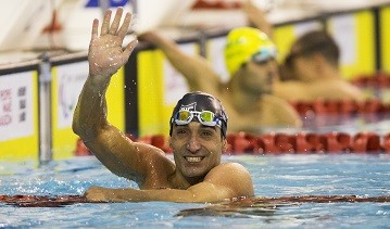 Miguel Luque saluda desde la piscina, tras conquistar su medalla de oro