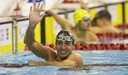 Miguel Luque saluda desde la piscina, tras conquistar su medalla de oro