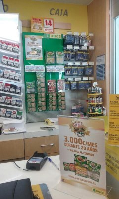 Productos de juego y paneles promocionales en un estanco integrado en la red del CFC de la ONCE