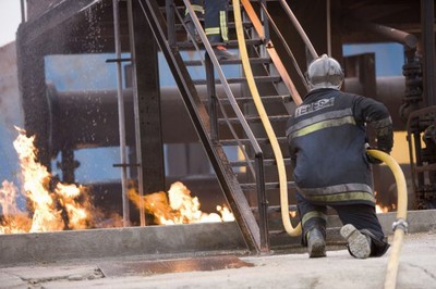 Un bombero durante una práctica del curso de formación en intervenciones en aeropuertos
