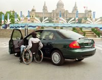Un conductor en silla de ruedas se dispone a ponerse al volante de su vehículo