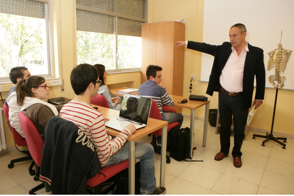 Un grupo de alumnos atiende las explicaciones de un profesor en la Escuela de Fisioterapia de la ONCE