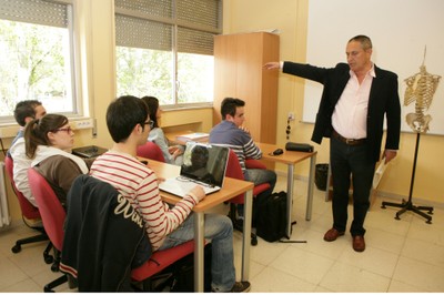 Un grupo de alumnos atiende las explicaciones de un profesor en la Escuela de Fisioterapia de la ONCE