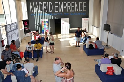 Un grupo de asistentes al curso conversa en el hall universitario en el descanso entre dos sesiones