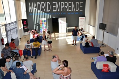 Un grupo de asistentes al curso conversa en el hall universitario en el descanso entre dos sesiones