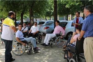 Un grupo de empresarios sevillanos comprueban, desde una silla de ruedas, la sensación de la discapacidad en las actividades del día a día