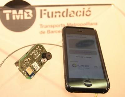 Un teléfono móvil con la aplicación piloto desarrollada para ser aplicada en los transportes públicos de Barcelona